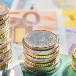 Inflační očekávání za vrcholem. Euro i koruna těží ze slabého dolaru