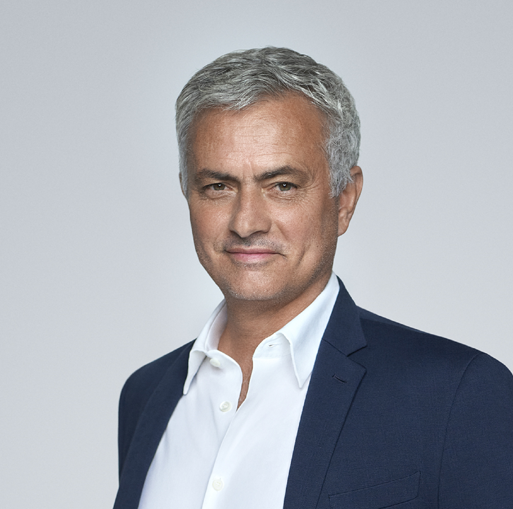 XTB ohlašuje partnerství s José Mourinhem a zavádí 0% poplatky za fyzické akcie a ETF