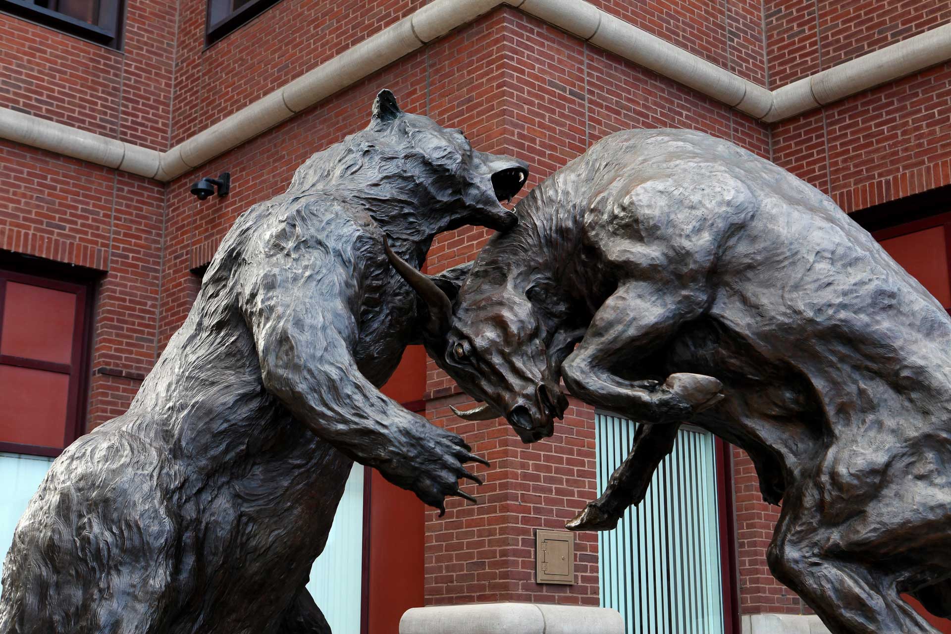 Trading vs. Investování: Mohou se tyto disciplíny doplňovat?