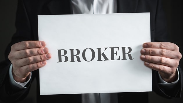 Burzovní makléř, označovaný také jako broker či trader